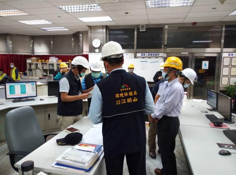 台中火力發電廠3號機6日開始投煤發電,台中市政府環保局派員進廠稽查後,確認3號機已投入生煤進行發電,將依違反「空污法」開罰新台幣2000萬元罰鍰。(台中市政府提供)中央社記者蘇木春傳真 110年4月7日