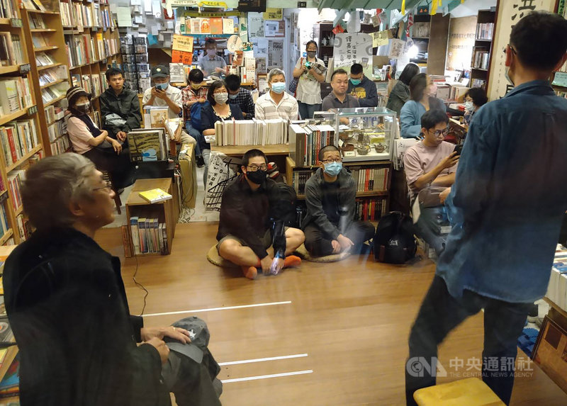 銅鑼灣書店店長林榮基(前左)7日應嘉義市洪雅書房老闆余國信(前右)邀請,在紀念民主先輩鄭南榕的台灣言論自由日到嘉市演講。中央社記者蔡智明攝 110年4月7日