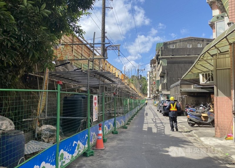 位於基隆市七堵區明德2路巷內的台鐵邊坡改善工程已停工加強稽核,台鐵表示,務必做到安全衛生措施符合規定,且沒有疑慮狀況下,才會同意讓廠商恢復施工。中央社記者王朝鈺攝 110年4月7日
