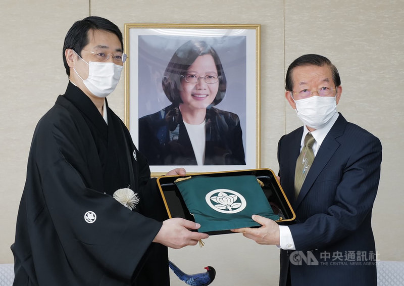 日本傳統戲劇能劇團體夙川能舞台「瓦照苑」負責人上田拓司為感謝台灣在武漢肺炎疫情發生後捐口罩給日本,7日到駐日代表處捐款,盼有助台日藝文交流。善款由駐日代表謝長廷(右)接下。中央社記者楊明珠東京攝 110年4月7日