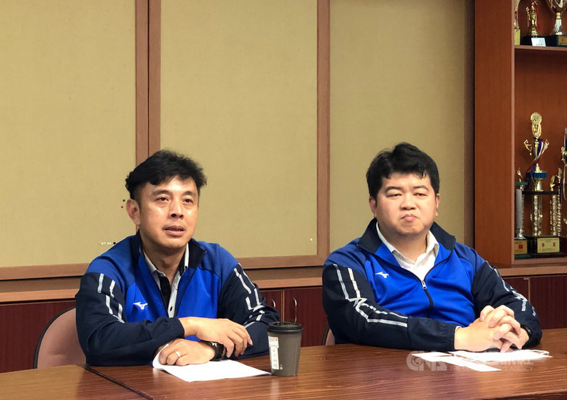 從田徑跨足射擊教練的陳弘振(左),長期載送新北市光復高中(國中部)射擊選手往返林口高中練習,而選手在全中運摘金也成為他前進動力,如今並更換7人座汽車,盼持續培育更多選手。中央社記者黃巧雯攝 110年4月7日