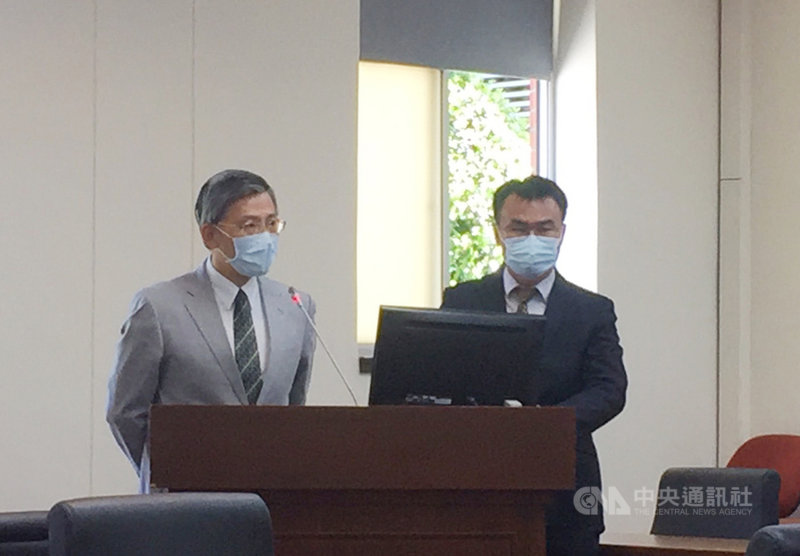 台農發股份有限公司成立迄今仍虧損,立法院經濟委員會7日排定農委會主委陳吉仲(右)列席報告。陳吉仲坦言,台農發在立法院被外界當成「政治提款機」使用,可是農委會認為台農發要做的事就是改變台灣農業現在的結構現況,根基能奠定好,接下來會越走越順。中央社記者楊淑閔攝 110年4月7日