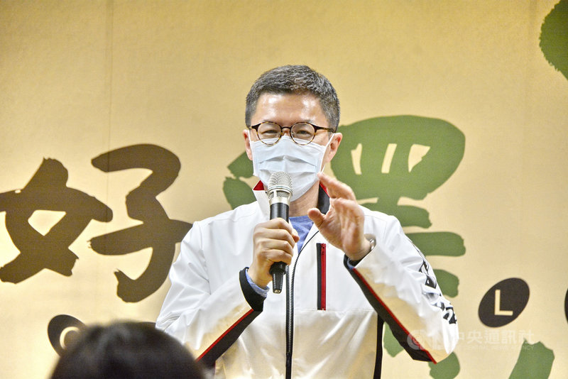 新北市政府7日發布人事調整,媒體人出身的觀光旅遊局長張其強升任副秘書長職務,市長侯友宜盼借重其創意和溝通能力,行銷新北市。圖為1月15日張其強出席台東農產公司到新北市府行銷鳳梨釋迦活動。中央社記者黃旭昇新北攝 110年4月7日