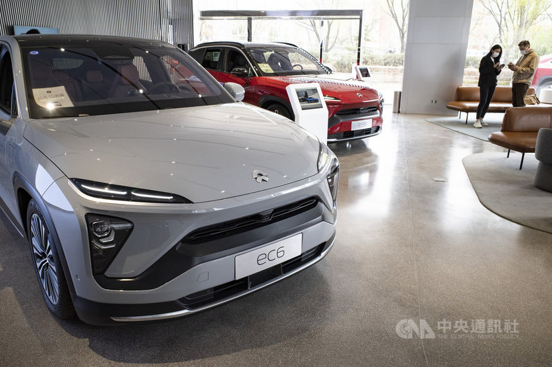 車用晶片荒衝擊全球車企,中國電動車巨頭也無法幸免。蔚來評估,目前月產量較過去衰退25%,產能恐要到今年第3季才能逐漸恢復過往水準。圖為消費者在北京市一處蔚來汽車中心,諮詢新車資訊。(中新社提供)中央社 110年4月7日