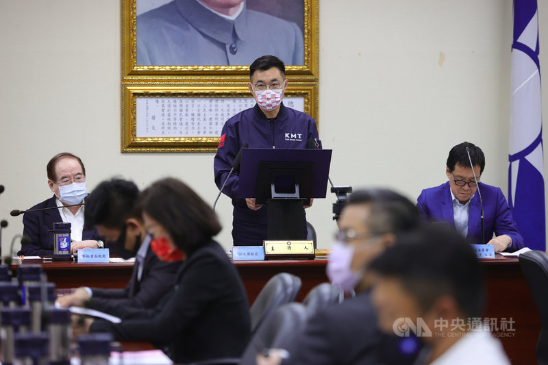 國民黨主席江啟臣(後中)7日在黨中常會,針對台鐵太魯閣號出軌事故表示,要透過在野監督的力量,將不幸悲劇轉化為台鐵改革的轉捩點,持續督促執政黨痛定思痛,好好檢討反省。中央社記者謝佳璋攝 110年4月7日