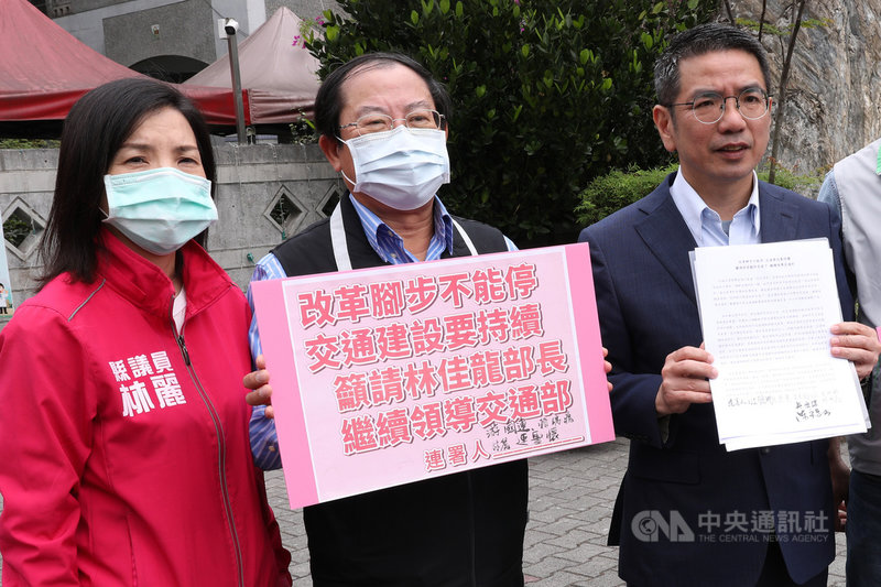 台鐵408次太魯閣號2日發生嚴重出軌事故釀重大死傷慘劇,交通部長林佳龍已提辭呈。宜蘭市長江聰淵(右)與多名議員7日發動連署,盼林佳龍留任,為國家交通建設再努力。(宜蘭市公所提供)中央社記者沈如峰宜蘭縣傳真 110年4月7日