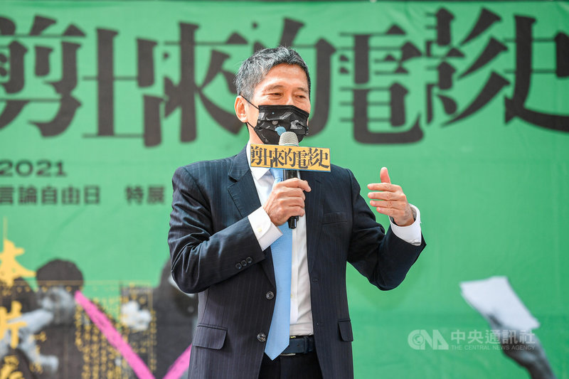 文化部長李永得(圖)7日在白色恐怖景美紀念園區出席「剪出來的電影史:戰後電影審查特展」開幕活動,致詞時指出,因為民主先輩鄭南榕的受難,政府將今天定為言論自由日,「言論自由不是天上掉下來的,是很多人的努力和犧牲」。中央社記者鄭清元攝 110年4月7日