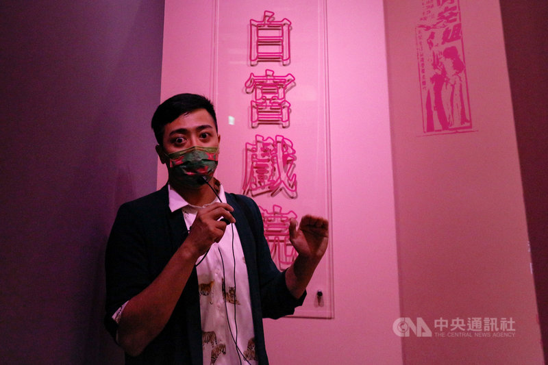 國家人權博物館「剪出來的電影史:戰後電影審查特展」7日起登場,策展人蘇致亨現場導覽展出內容,包含早年對情色電影的審查情形等。中央社實習記者江愷庭攝 110年4月7日