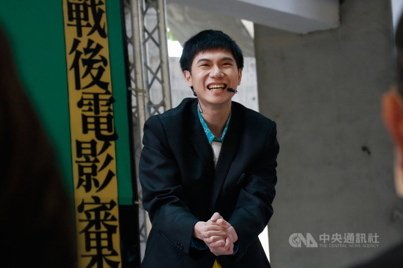 國家人權博物館白色恐怖景美紀念園區推出「剪出來的電影史:戰後電影審查特展」,7日開幕活動並由某某某的工具箱劇團以誇飾手法,詮釋在威權統治時期,電影審查需經歷層層關卡的過往。中央社實習記者江愷庭攝 110年4月7日