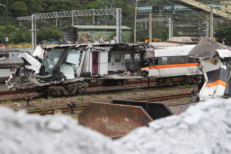 台鐵太魯閣號事故中的車頭第8車廂,6日深夜拖出清水隧道後暫放至和仁車站,車廂車體變形、車頭左側被削去大半,受損嚴重。中央社記者王騰毅攝 110年4月7日