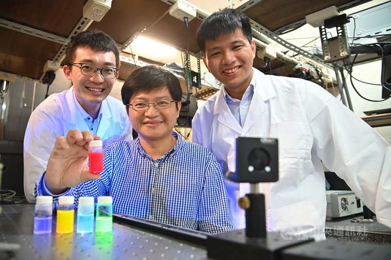 國立清華大學材料系教授林皓武(中)透過自行開發的噴霧合成法,指導博士生許博惟(左)、莊詠棠(右)研發出穩定性極高,還有自我修復能力的鈣鈦礦量子點。(清大提供)中央社記者魯鋼駿傳真 110年4月7日