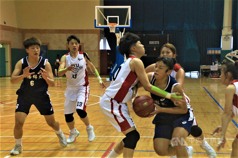 朝陽科技大學今年在大專校院籃球運動聯賽(UBA)一般女生組拿下冠軍,完成三連霸,教練團認為,贏球不只靠球隊的好基礎,而是花大量時間苦練,「這座冠軍是女籃用汗水及淚水換來的」。(朝陽科大提供)中央社記者蘇木春傳真 110年4月7日