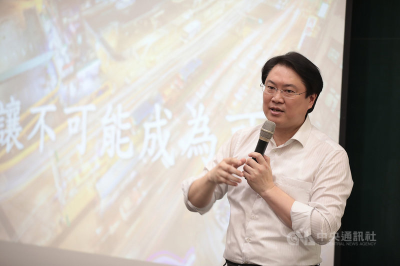 基隆市長林右昌7日受邀回到母校台灣大學,以「你我如何來解決台灣城市發展的困境與問題」為題發表演講,分享這幾年來成功讓基隆這座老舊城市翻轉經驗。(基隆市政府提供)中央社記者王朝鈺傳真 110年4月7日