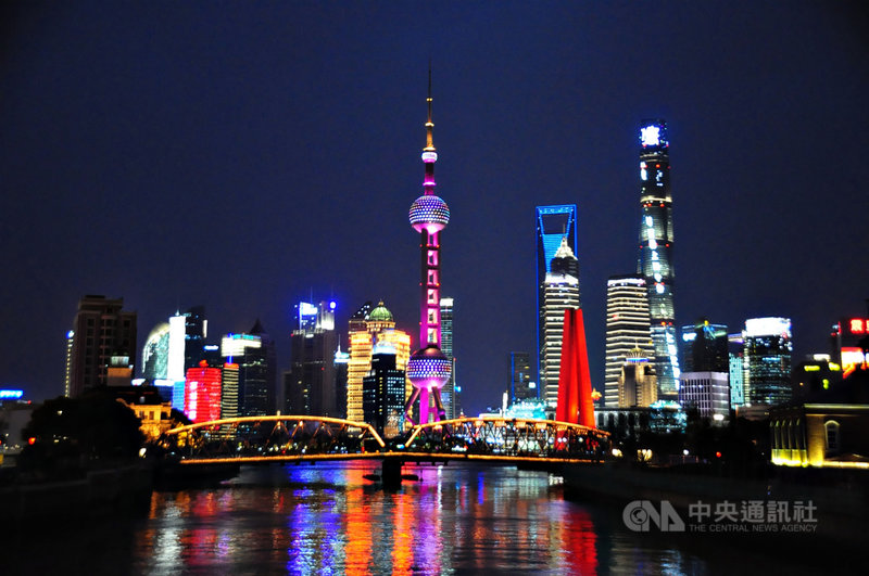 中國自2020年底以一連串通知,要求國際銀行減少在中國放貸,並出售債券,令外資銀行擔憂業務發展再受限。圖為上海陸家嘴金融貿易區夜景。中央社記者沈朋達上海攝 110年4月7日