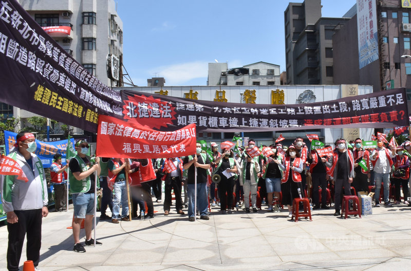 台北市捷運局7日在新北產業園區服務中心舉辦捷運環狀線說明會,當地廠戶民眾組自救會到場外抗議,指北環出土段設計不當,高舉布條表達訴求。中央社記者王鴻國攝 110年4月7日