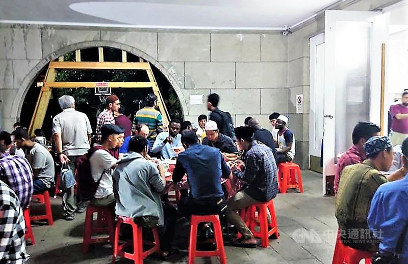伊斯蘭齋戒月將至,為增進民眾對伊斯蘭文化的認識,新北市立圖書館中和分館17日將舉辦「與穆斯林一起過齋戒月」活動,即日起至中和分館借閱5本書即可免費參加,30個名額報滿為止。(新北市立圖書館提供)中央社記者沈佩瑤傳真 110年4月7日