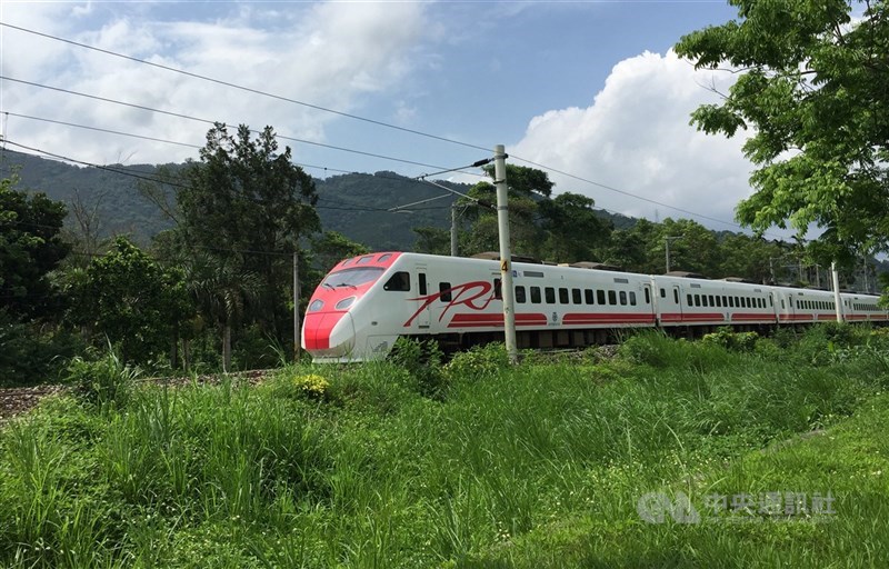 台鐵太魯閣號2日發生出軌意外,火車駕駛聯誼會表示,為表悼念,8日上午9時28分全線列車將鳴笛5秒。(中央社檔案照片)