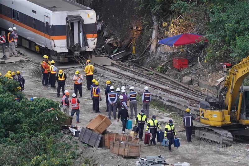 台鐵太魯閣號事故加速外界要求台鐵改革,交通部擬朝包含財務負擔、勞工權益、營運監理與安全管理層面等7大初步方向著手,盼讓台鐵脫胎換骨。(中央社檔案照片)