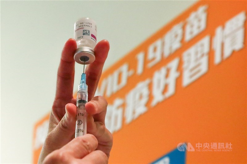中央流行疫情指揮中心指揮官陳時中表示,台灣至今都沒有證據顯示須停止、暫緩接種AZ疫苗,或對特殊族群設限,將依專家建議滾動式檢討。(中央社檔案照片)