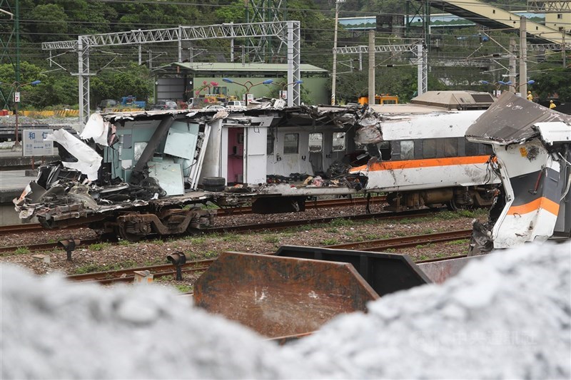 台鐵太魯閣號事故中的車頭第8車廂,6日深夜拖出清水隧道後暫放至和仁車站,車廂車體變形、車頭左側被削去大半,受損嚴重。中央社記者王騰毅攝 110年4月7日