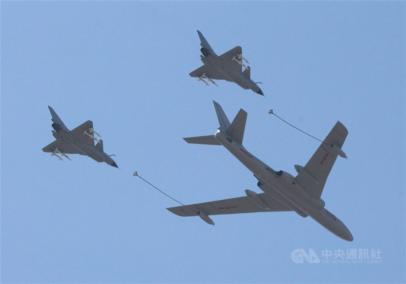 空軍7日發布共機動態,共軍2架空警500、8架殲-10、4架殲-16及1架運-8反潛機侵犯台灣西南防空識別區(ADIZ)。圖為2015年九三閱兵時的轟油6加油機搭配殲10戰機。(中央社檔案照片)