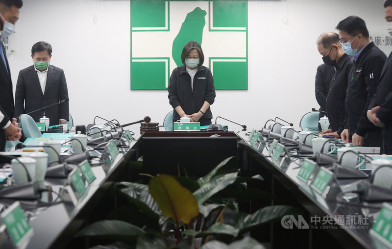 民進黨7日在中央黨部舉行中常會,總統兼民進黨主席蔡英文(中)率全體中常委為台鐵太魯閣號意外事故傷亡者默哀祈福。中央社記者鄭傑文攝 110年4月7日