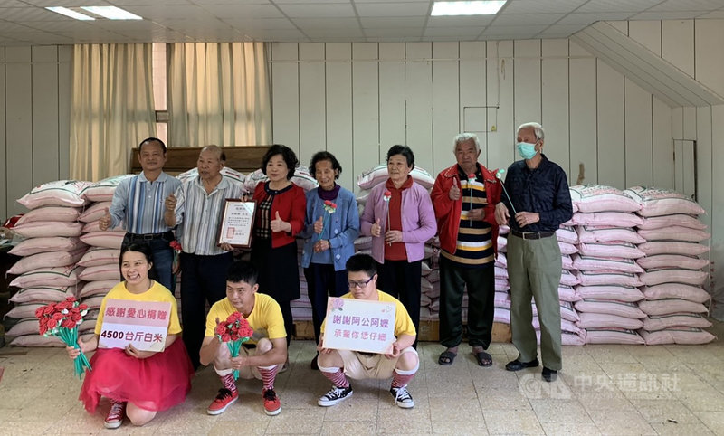 86歲苗栗獅潭鄉民甘順發(後左2)熱心公益,連續18年在村落揪團捐米,送愛真善美社會福利基金會,7日捐出4500台斤白米。(真善美社會福利基金會提供)中央社記者管瑞平傳真 110年4月7日