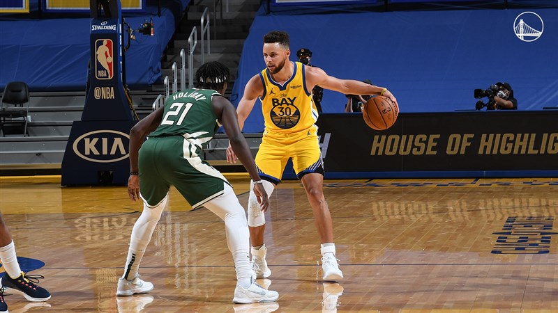 美國職籃NBA金州勇士6日在主場迎戰來踢館的密爾瓦基公鹿,勇士神射手柯瑞(右)豪取全場最高41分。(圖取自twitter.com/warriors)