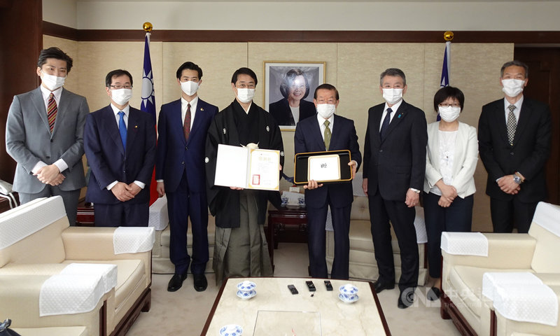 駐日代表謝長廷7日在代表處接見瓦照苑的負責人上田拓司一行。上田將瓦照苑獲得2020年日本化廳藝術祭賞優秀賞(冠軍獎)獎金30萬日圓捐給台灣,盼有助台日藝文交流。中央社記者楊明珠東京攝 110年4月7日