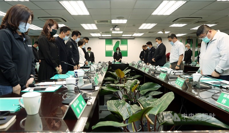 台鐵太魯閣號事故造成重大傷亡,總統兼民進黨主席蔡英文(中)7日出席中常會,會前率全體中常委為傷亡者默哀祈福。中央社記者鄭傑文攝 110年4月7日