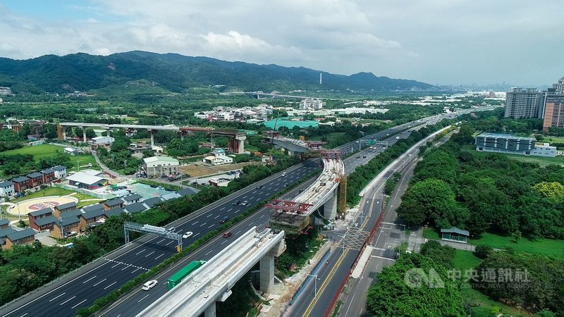 新北市捷運三鶯線為全線高架中運量系統,其中,懸臂橋梁兩次跨越國道三號高速公路,及兩次跨越台鐵軌道路段。市長侯友宜7日要求捷運局以台鐵太魯閣號事故為殷鑑,嚴格落實施工安全防物件墜落意外。(新北捷運局提供)中央社記者黃旭昇新北傳真 110年4月7日