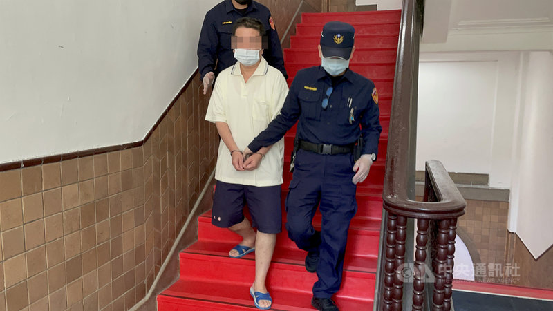 新北巿王姓男子(左)涉殺害80歲母親,到案後自稱有精神疾病,腦中有聲音要他殺死母親,一審新北地方法院判決依殺害直系血親尊親屬罪判刑7年半。二審7日依同罪判刑7年半,刑後施以監護5年。中央社記者劉世怡攝 110年4月7日