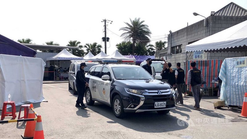 台鐵太魯閣號事故釀重大死傷,台北市警察局保安警察大隊7日說,罹難的40歲吳女和9歲兒子經齒模比對後才確認身分,5日和家屬確認移靈細節及車輛安排事宜後,便由保大負責前導車協助罹難者車隊返回台北。(台北市警察局保安警察大隊提供)中央社記者黃麗芸傳真 110年4月7日