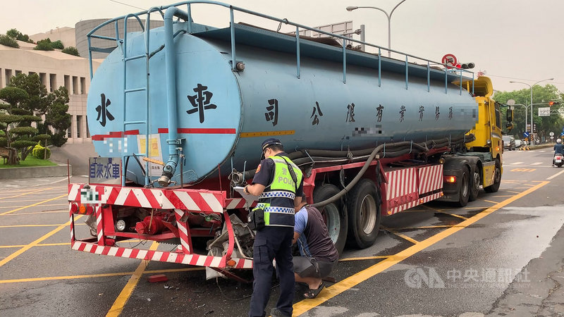 一輛民間運水車7日行經南投縣消防局前,突然遭後方一輛休旅車高速追撞,所幸水車槽體未受損,雙方駕駛人也無大礙。事故原因仍待調查釐清。(民眾提供)中央社記者蕭博陽南投縣傳真 110年4月7日