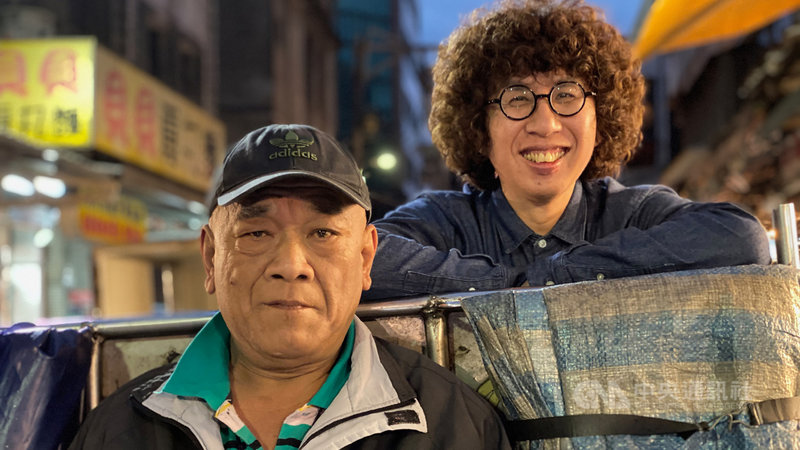 擔任紀實節目「我又在市場待了一整天」主持人的社會學家李明璁(右)認為,讓傳統市場散發魅力的秘方在於「時間的發酵」與「對職人的尊重」。(公視提供)中央社記者葉冠吟傳真 110年4月7日