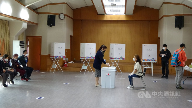 韓國今天舉行地方首長及議員等補選,電視台出口民調顯示,首爾、釜山市長補選皆由最大在野黨國民力量候選人獲得壓倒性勝利。圖為首爾市一處投票所。中央社記者廖禹揚首爾攝 110年4月7日