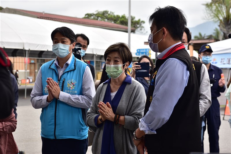 台鐵太魯閣號事故造成重大傷亡,台積電慈善基金會董事長張淑芬(前右2)7日前往花蓮慰問罹難者家屬,並表示要為警義消人員換新制服。(民眾提供)