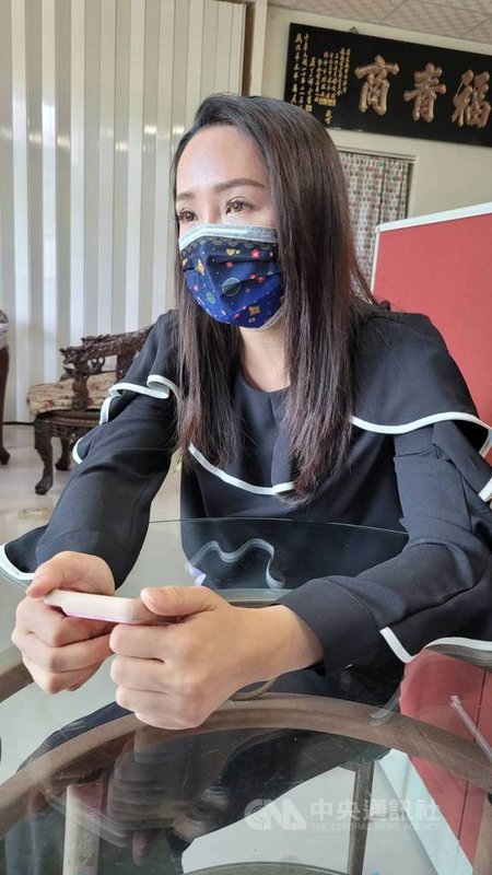 被封為苗栗縣「最美鎮代」的竹南鎮民代表陳怡樺(圖)7日指出,兒子遭友人抓起騰空旋轉重摔,孩子反抗還被壓在地,事後友人堅稱是在玩,她隱忍多時仍不忍小孩身心受創擬提告。中央社記者管瑞平攝 110年4月7日