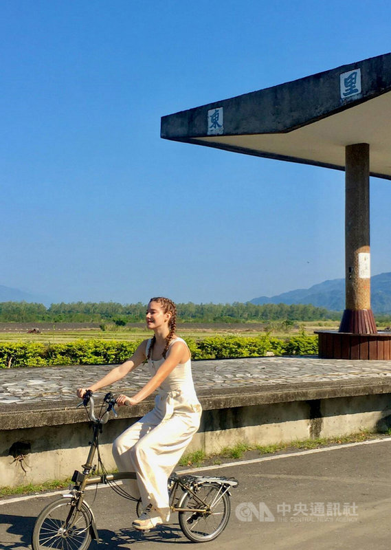交通部觀光局將今年訂為「自行車旅遊年」,花東縱谷國家風景區規劃4條特色自行車路線,並邀請藝人安妮代言。(縱管處提供)中央社記者盧太城台東傳真 110年4月7日
