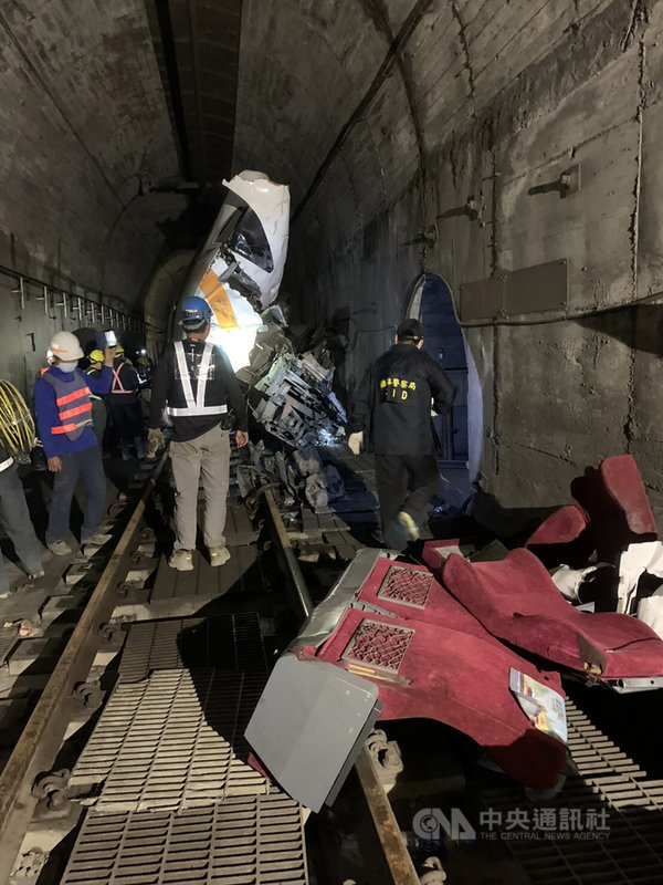 警政署鐵路警察局7日表示,台鐵408次太魯閣號事故受創最嚴重的車廂已陸續拖離清水隧道現場,鐵警局員警持續反覆進入清查旅客的遺失物,迄今已尋獲400多件,並分送殯儀館及花蓮車站供民眾認領。(鐵警局提供)中央社記者黃麗芸傳真 110年4月7日