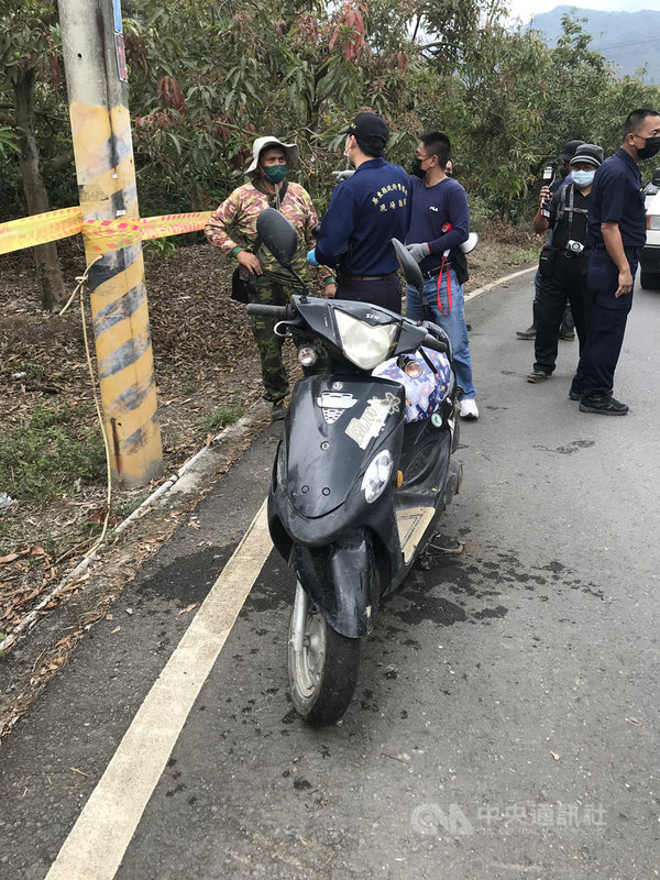 屏東縣警察局潮州分局7日指出,日前受理64歲失蹤杜姓婦人女兒報案,指稱母親日前參加親友告別式後就失蹤,警方7日尋獲失蹤杜女,到場察看杜女及機車皆倒於路旁樹林內,但杜女已死亡多時,已報請屏東地檢署相驗。(屏東潮州警分局提供)中央社 110年4月7日