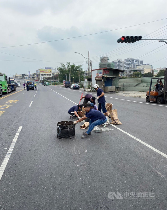 高雄市岡山警分局7日上午獲報,在往嘉新西路陸橋方向有貨車掉落滿地的螺絲,讓行經車輛進退兩難,員警隨即趕赴現場協助及維持交通,以免用路人受害。(岡山警分局提供)中央社記者王淑芬傳真 110年4月7日