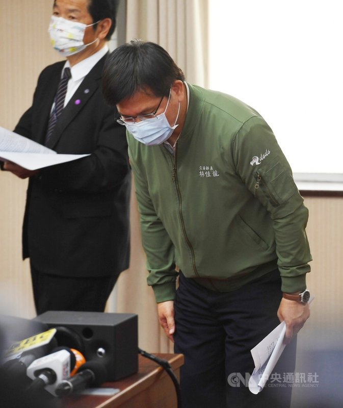 台鐵太魯閣號2日發生出軌事故造成嚴重死傷,交通部長林佳龍(右)7日列席立法院交通委員會備詢,強調會負起所有責任,並鞠躬致意。中央社記者施宗暉攝 110年4月7日