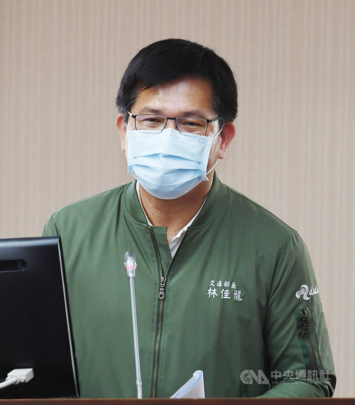 台鐵太魯閣號2日發生出軌事故造成嚴重死傷,交通部長林佳龍(圖)7日列席立法院交通委員會報告並致歉,強調會負起所有責任,幫助所有受難者跟家屬能夠療傷止痛。中央社記者施宗暉攝 110年4月7日