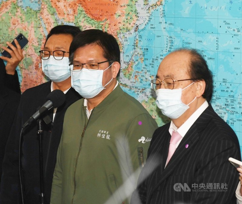 台鐵太魯閣號2日發生出軌事故造成嚴重死傷,交通部長林佳龍(中)7日在立法院受訪時再度向罹難者以及傷者家屬表示哀悼、慰問之意,也代表台鐵和交通部,再次向國人和社會各界致歉。右為民進黨立法院黨團總召柯建銘。中央社記者施宗暉攝 110年4月7日