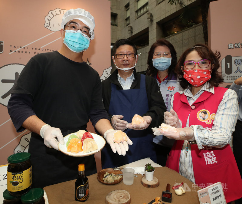 台北市政府7日舉行記者會宣布2021台北傳統市場節今年以「特級水餃大賞」為主題,記者會現場邀請10多家水餃攤出席;產業發展局長林崇傑(左2)也在會上體驗包水餃。中央社記者張新偉攝 110年4月7日