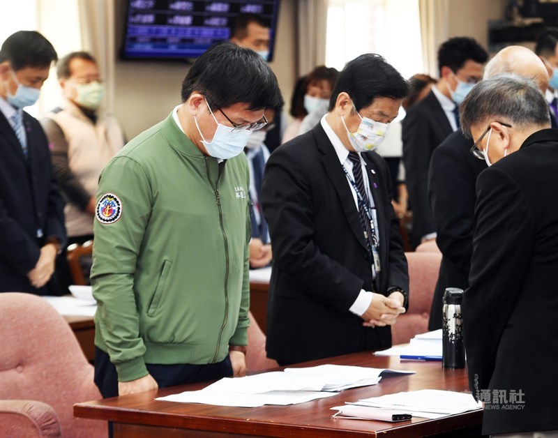 台鐵太魯閣號2日發生出軌事故造成嚴重死傷,交通部長林佳龍(前左)7日列席立法院交通委員會備詢,會前全體委員也起立為這次事故默哀1分鐘。中央社記者施宗暉攝 110年4月7日