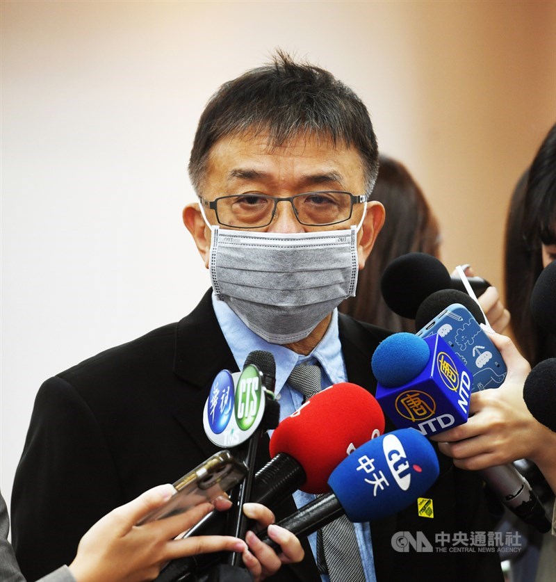 台鐵太魯閣號2日發生出軌事故造成嚴重死傷,運安會主委楊宏智(圖)7日在立法院受訪表示,怪手的部分蠻關鍵的,「當時上面有好幾台怪手」,會跟檢調作業相關,這些資訊會全部交給檢調處理。中央社記者施宗暉攝 110年4月7日