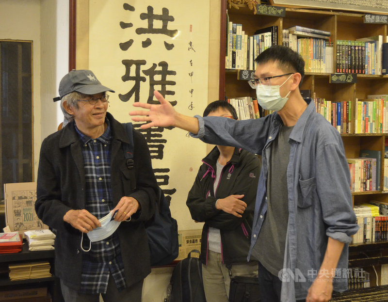 嘉義市洪雅書房7日晚間舉辦講座活動,邀請銅鑼灣書店店長林榮基(左)到場演說,分享「書店作為社會運動的可能性」。前右為洪雅書房老闆余國信。中央社記者蔡智明攝 110年4月7日