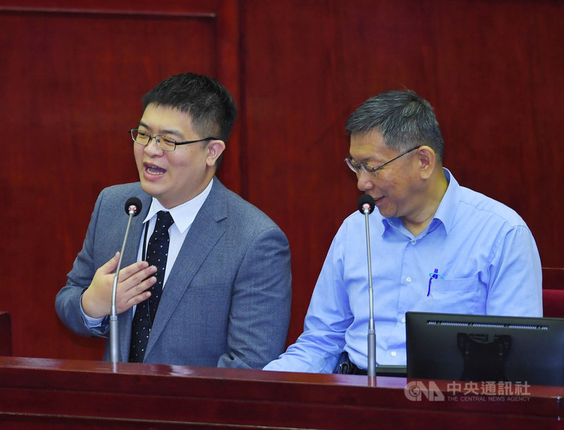 民進黨籍台北市議員洪健益8日在議會質詢時說,市長柯文哲(右)日前受訪提到薪水低卻做很多事,是製造貪污溫床;悠遊卡公司總經理邱昱凱(左)月薪新台幣14萬餘元,若依柯文哲日前說法,替邱昱凱不值。邱昱凱則強調,他不會貪污,薪資就依北市府規定。中央社記者施宗暉攝 110年4月8日